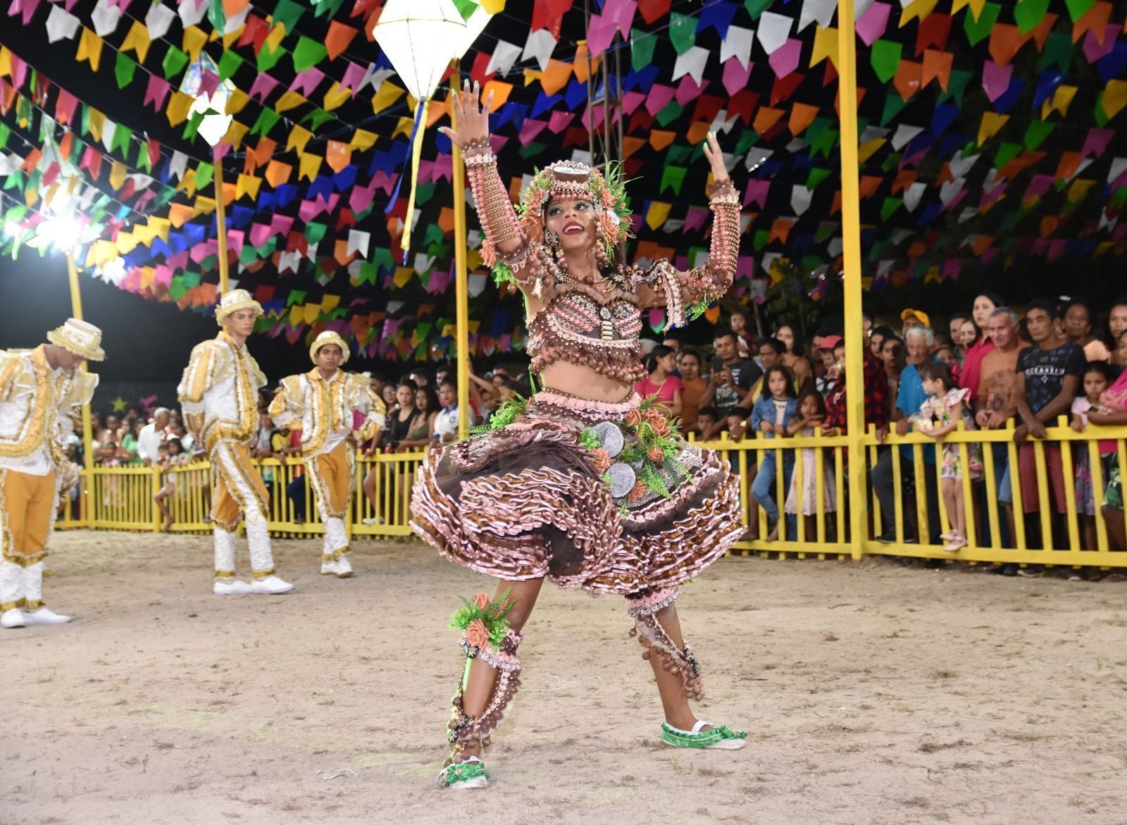 Casal de quadrilha em apresenta&ccedil;&atilde;o junina